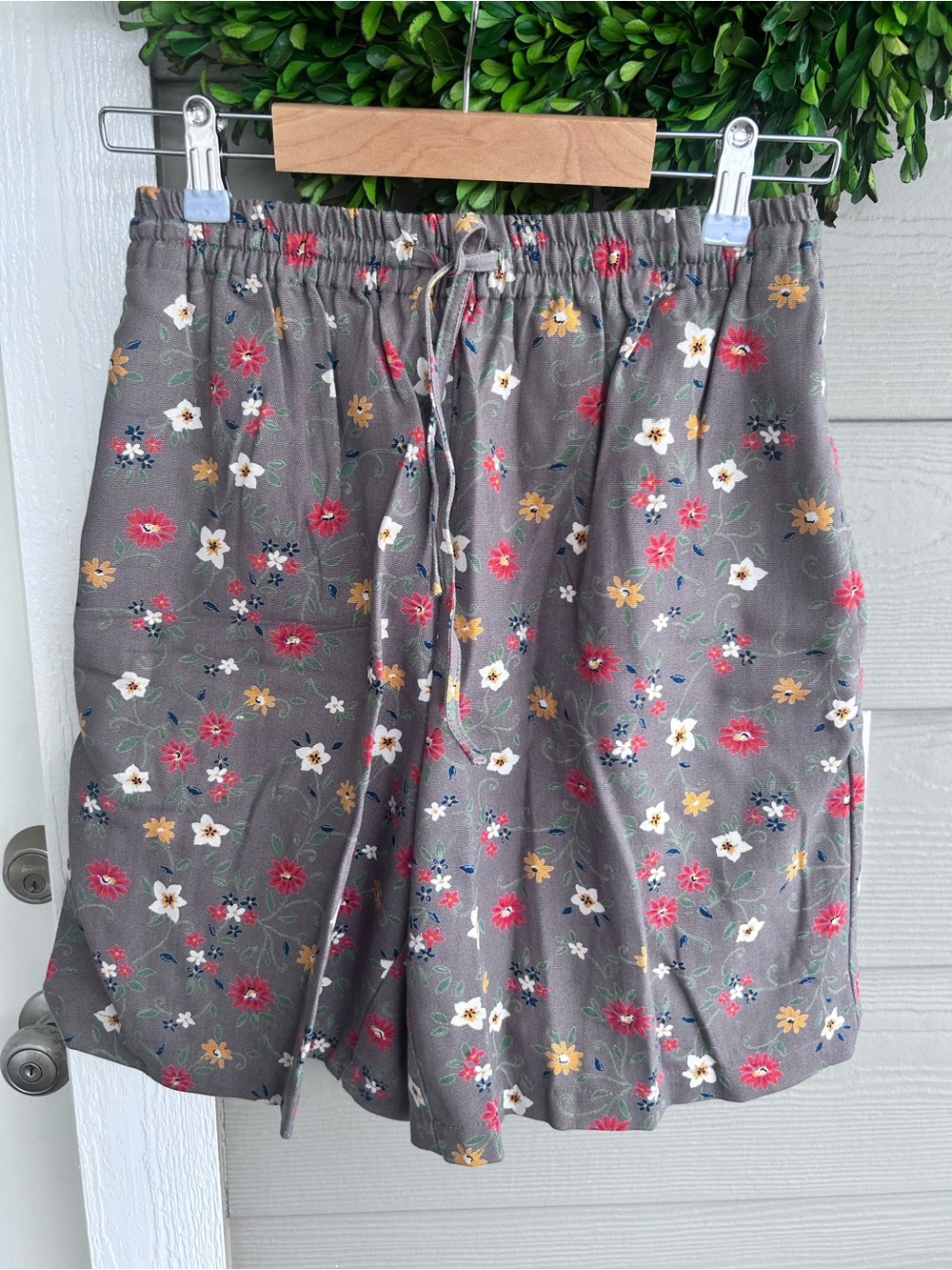 Women’s Weekend Provisions 100% Cotton grey Floral shorts
